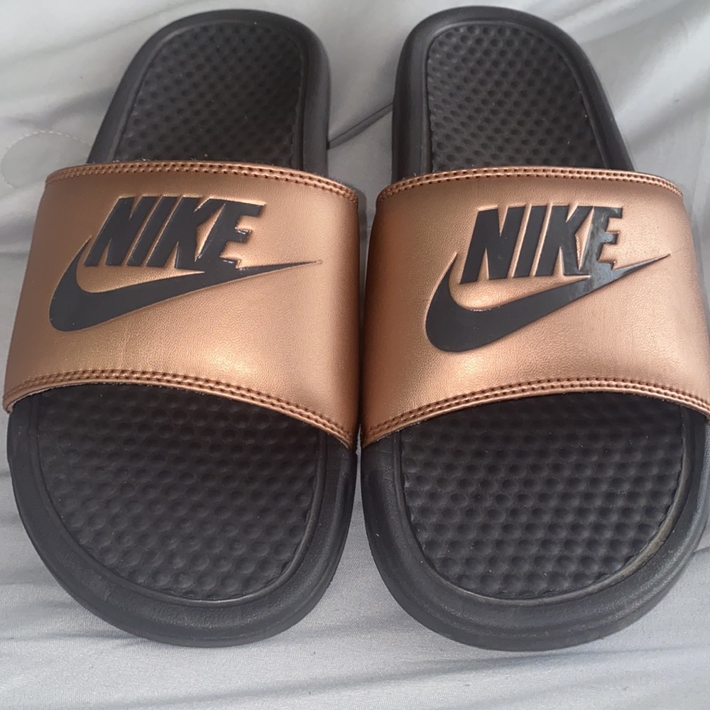 ⚜️Nike Gold Slides⚜️ only worn a handful of times